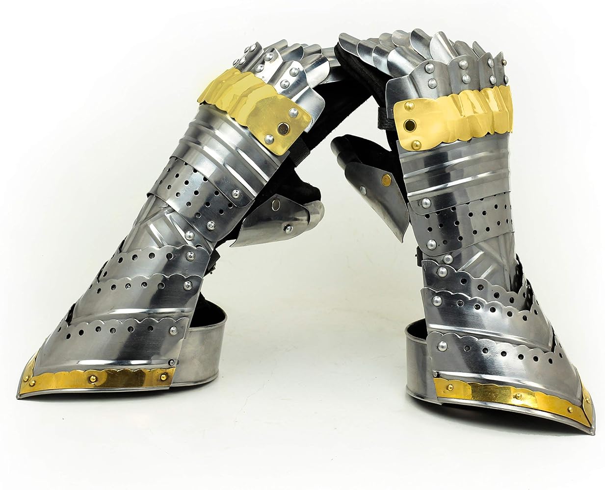 Gauntlets for Helsinki: The Perfect Combination of Style and Functionality for Nordic Adventurers