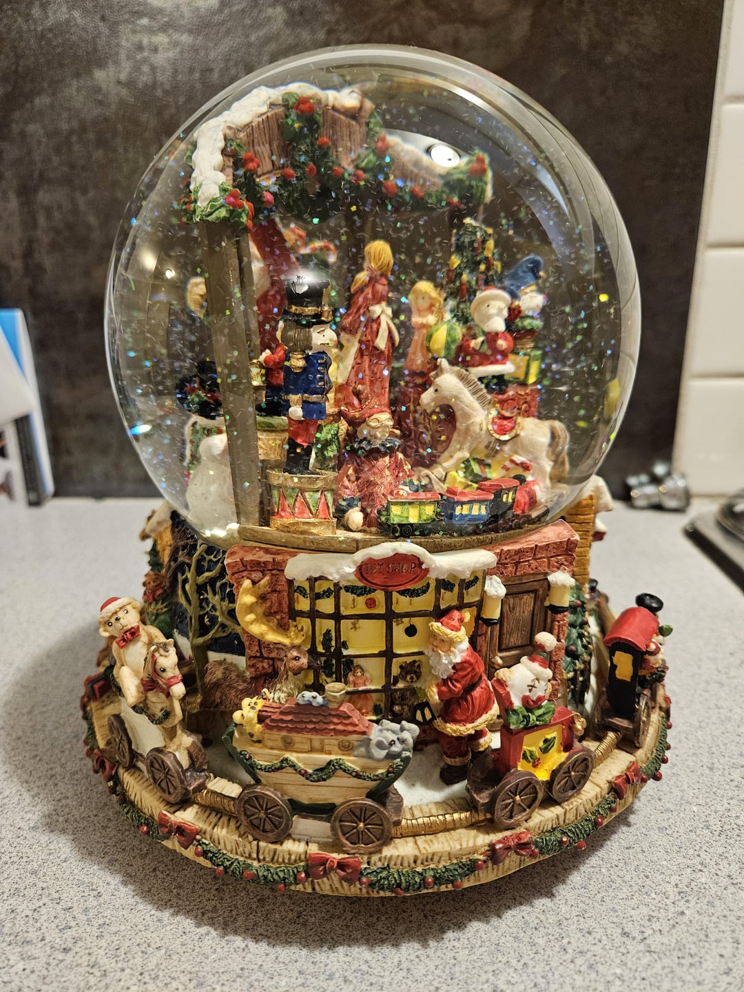 Los Angeles Snow Globe: A Glitch or Feature? An In-Depth Look